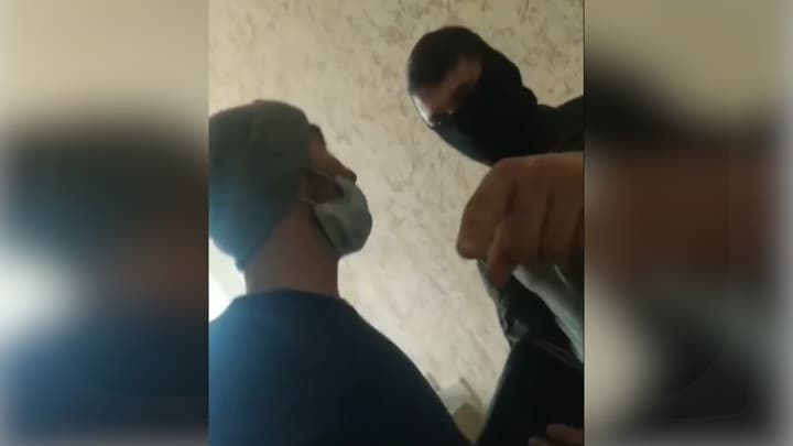 Tomskda migratsiya xizmati xodimlari O‘zbekiston fuqarosini kaltakladi