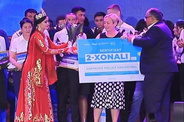 Navoiyda o‘tkazilgan yoshlar festivalida mehribonlik uyi tarbiyalanuvchilariga kvartiralar topshirildi