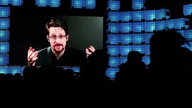 Telegram Сноуденнинг танқидидан сўнг унинг номига очилган канал сохта эканини билдирувчи белги қўйди