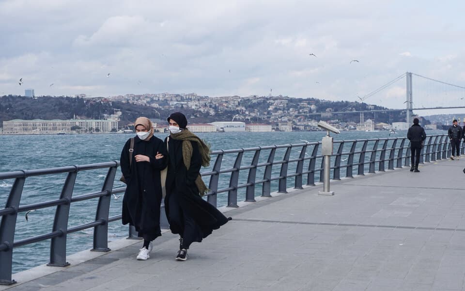 Turkiya 16 mamlakat turistlari uchun koronavirusga majburiy testni bekor qilmoqda