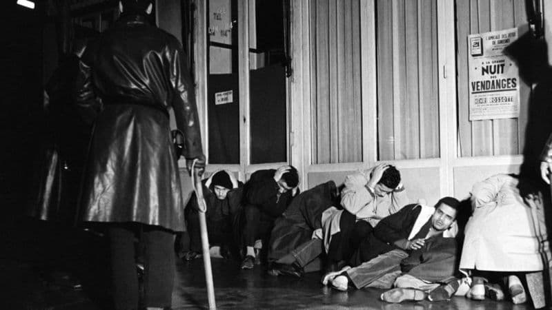 Makron Fransiyaning Parijdagi qirg‘inni qoralagan ilk prezidenti bo‘ldi. 60 yil oldin shaharda jazoirliklar otilgan va daryoga cho‘ktirilgan