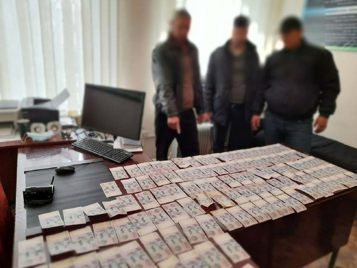 Taxiatoshda cpirtli ichimlik ichib, mashina boshqargan shaxs YPX xodimiga pora bermoqchi bo‘ldi