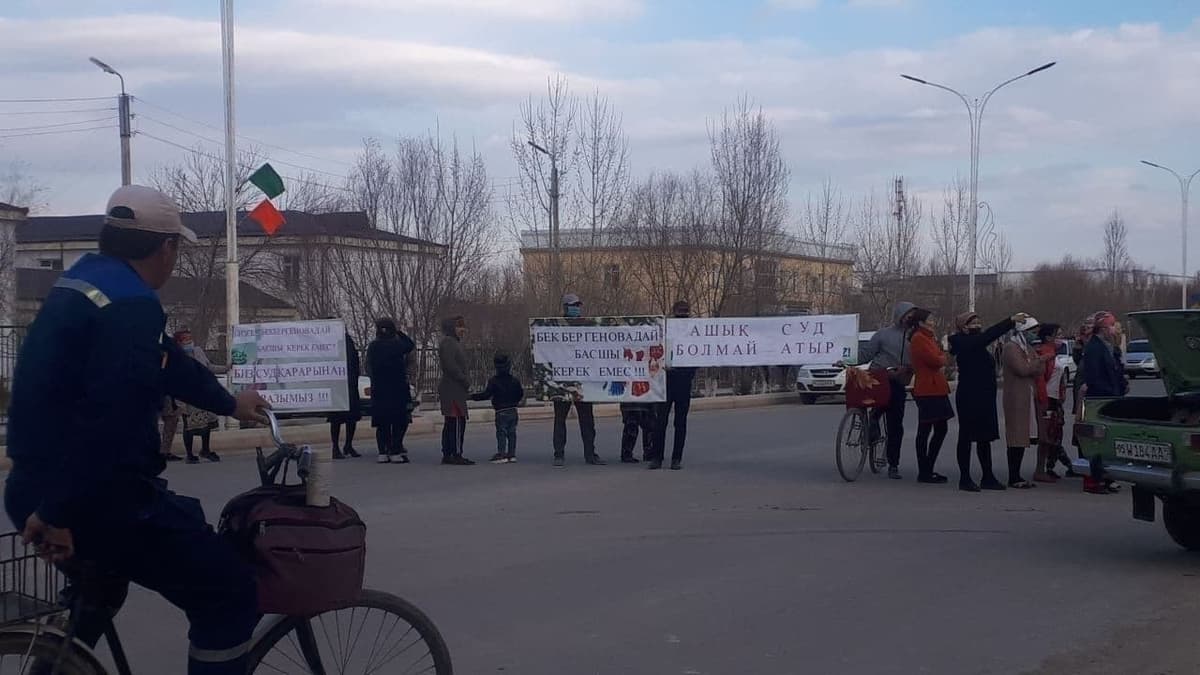 Qoraqalpog‘istonda bog‘cha tarbiyachilari direktordan norozi bo‘lib avtomobil yo‘lini to‘sib qo‘ydi