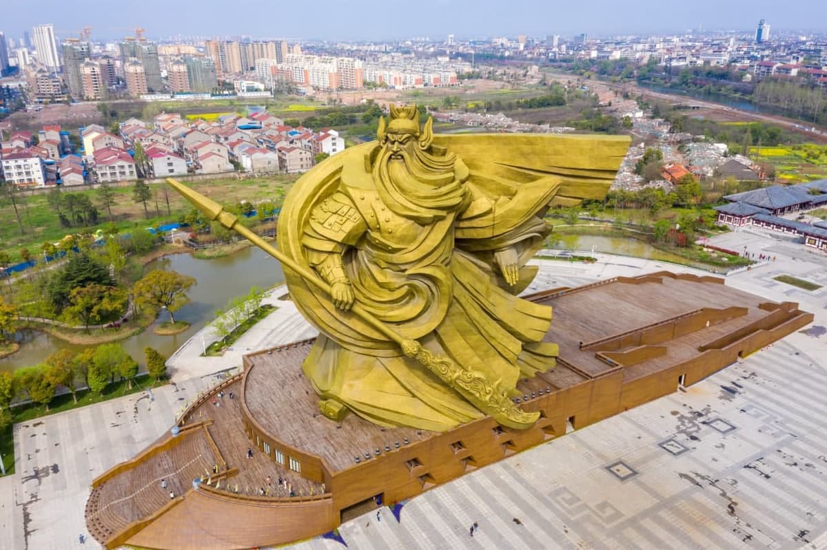 Xitoyda dunyodagi eng baland bronza haykallardan biri buzib tashlanadi