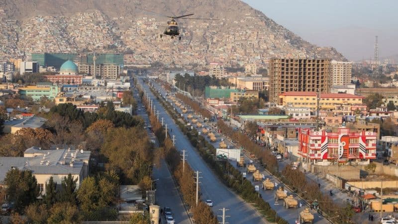 Толибларнинг ҳарбий паради. Афғонистондаги янги ҳукумат қўлга киритилган техникаларни намойиш этди