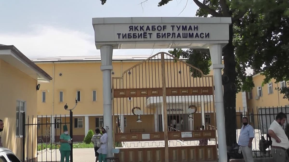 Qashqadaryoda shifoxona xodimlari tibbiyot birlashmasi hovlisini tozalashda ishlatilgani aytildi