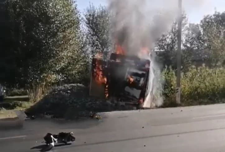 Samarqandda sodir bo‘lgan yo‘l-transport hodisasi oqibatida Isuzu yuk mashinasi yonib ketdi
