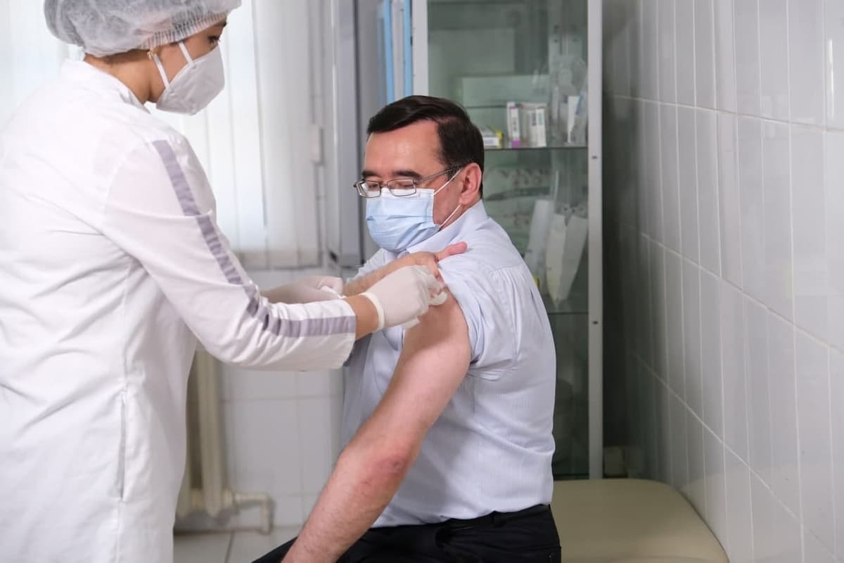 Deputy Minister of Health vaccinated with ZF-UZ-VAC2001 vaccine