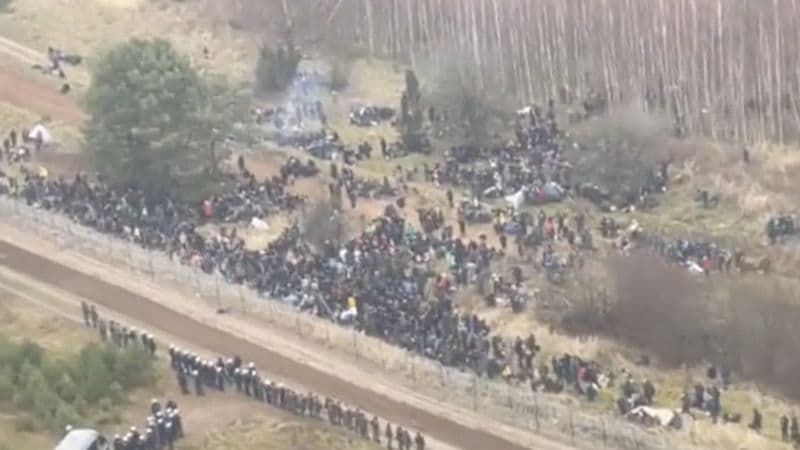 Belarus va Polsha chegarasida yuzlab migrantlar to‘plangan. Varshava harbiylarni jangovar shay holatga keltirdi