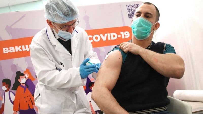 «Одной вакцинацией вирус не победить»: защищает ли прививка от передачи COVID-19