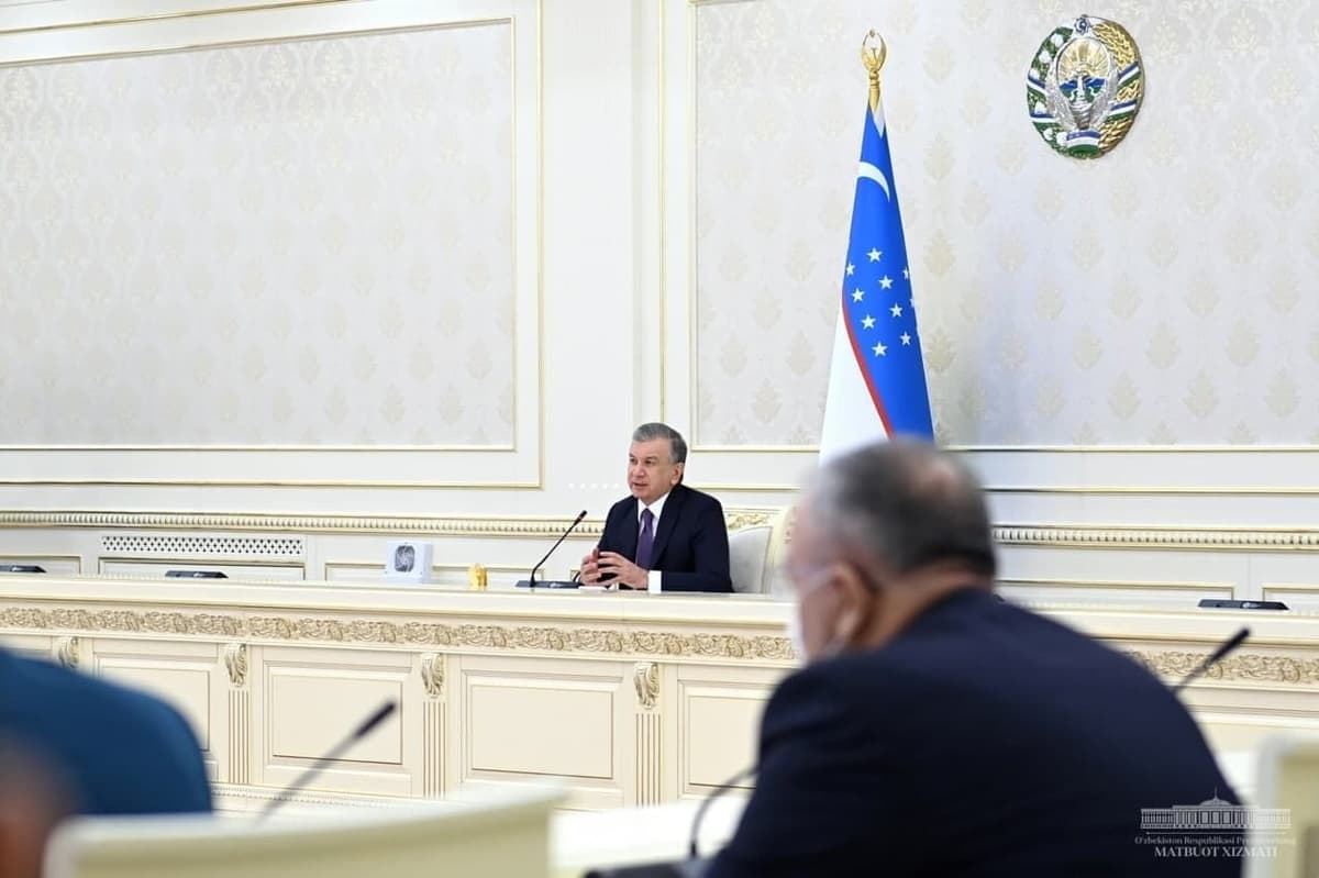 «Majlisni, qarorni kamaytiramiz» – Prezident quyi bo‘g‘in rahbarlari qarorlarning ortidan yetib bora olmayotgani haqida gapirdi