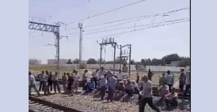 Chiroqchidagi qishloqlardan birining aholisi chiroq berilishini talab qilib, temir yo‘lni to‘sib qo‘ydi