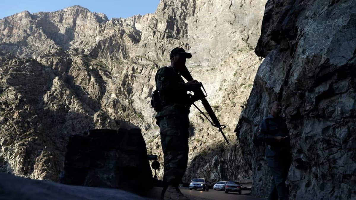 Toliblar Tojikiston bilan chegarada o‘z bayrog‘ini o‘rnatdi