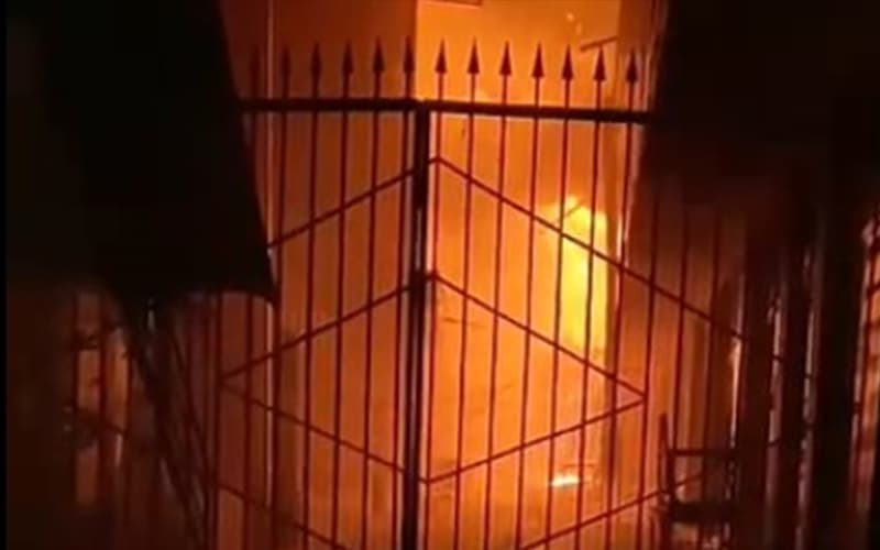 В торговом центре Самаркандской области сгорели несколько магазинов - видео
