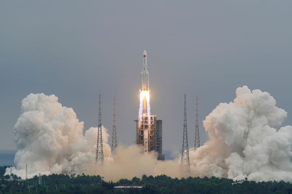 На Землю может упасть неконтролируемая 22-тонная китайская ракета