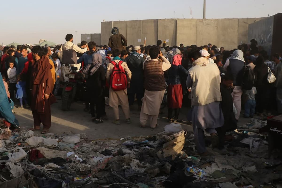 Число жертв взрывов в аэропорту Кабула превысило 100 человек