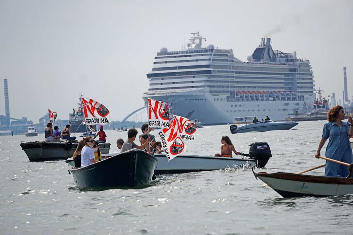 Venetsiya aholisi kruiz laynerlariga qarshi namoyishga chiqdi