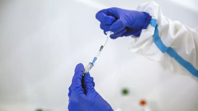 Минздрав РФ получил документы на регистрацию вакцины для подростков