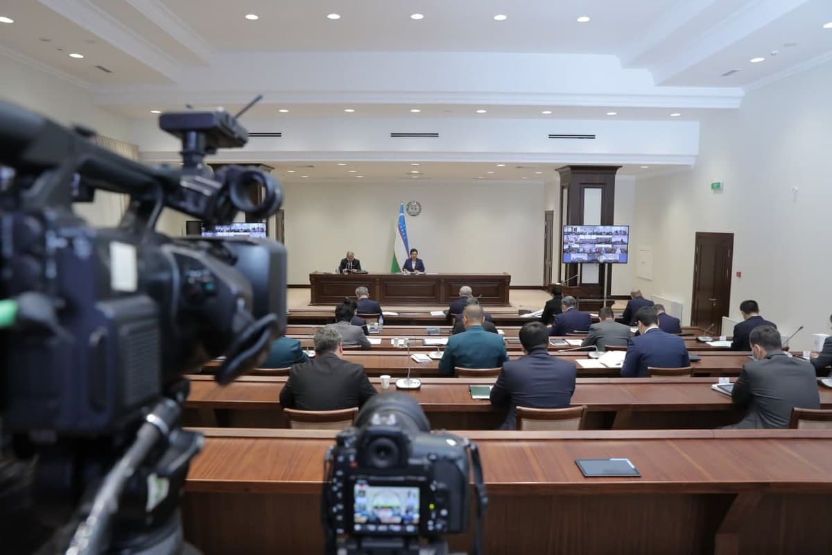 Senatdagi tortishuv. Ortga qaytarilgan qonun bo‘yicha munozarada blogerlar vazirni qo‘llashdi