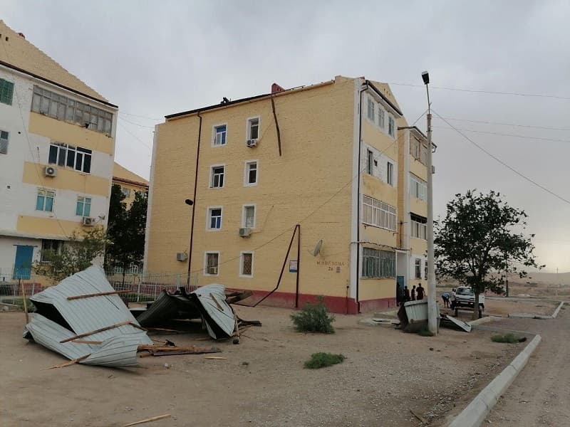 В двух областях сильный ветер повредил крыши многоэтажных домов