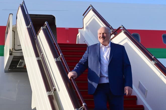 Lukashenko Putin bilan uchrashish uchun Moskvaga yo‘l oldi