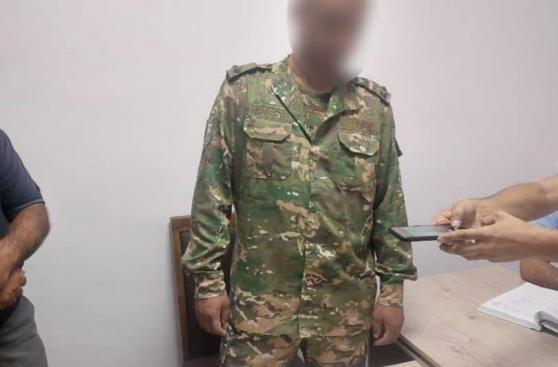 Сотрудник военкомата пойман с поличным при получении взятки в виде индюшат