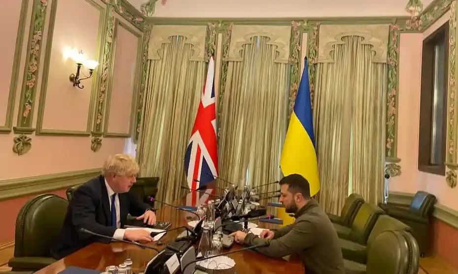 Jonson kutilmaganda Kiyevga keldi. U Zelenskiy bilan uchrashuvda Kiyevga yangi qurollar va’da qildi