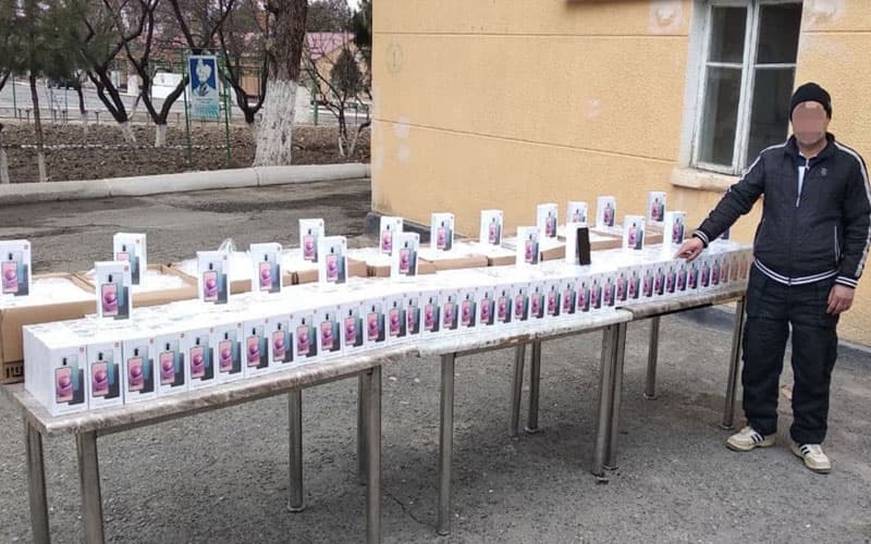 Chegaradan noqonuniy olib o‘tilgan qariyb 1 mlrd so‘mlik telefonlar musodara qilindi - DXX