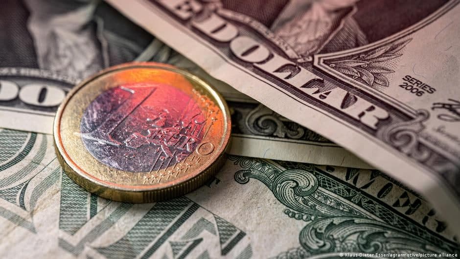 Yevro va dollar kursi 20 yil ichida birinchi marta tenglashdi