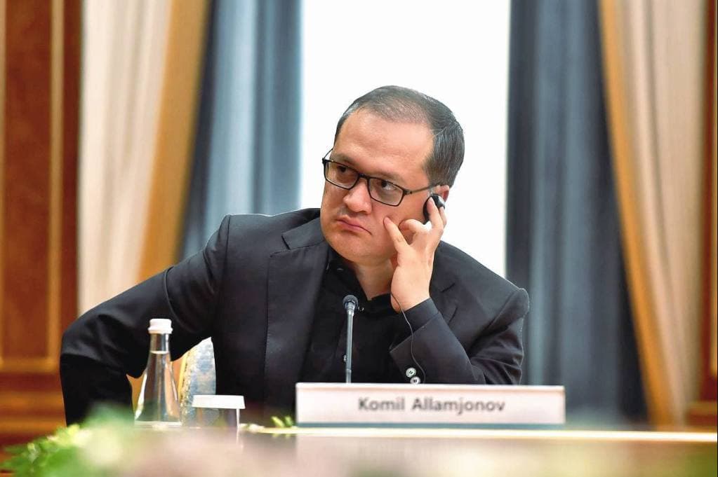 Комил Алламжонов попросил направить обращения по поводу проблем со школьными учебниками
