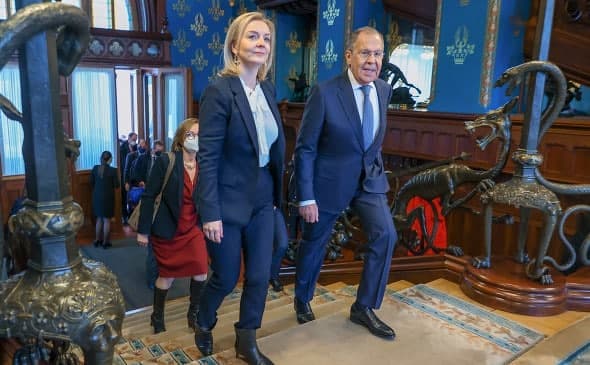 Lavrov Britaniya tashqi ishlar vaziri bilan muzokaralarni «kar va soqovning suhbati» deb atadi