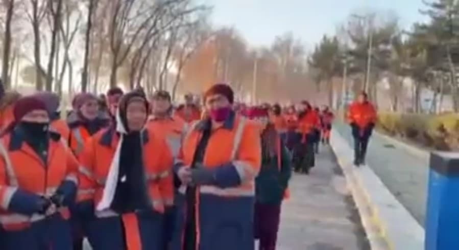 «Что будут кушать наши дети?»: в Чиланзаре недовольные работники отделения благоустройства собрались около хокимията