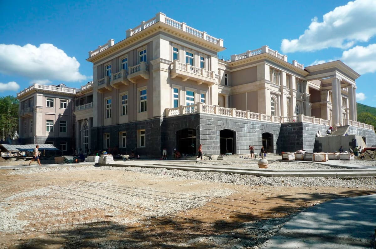 Putinniki ekani aytilgan saroyning suratlari tarqaldi – foto