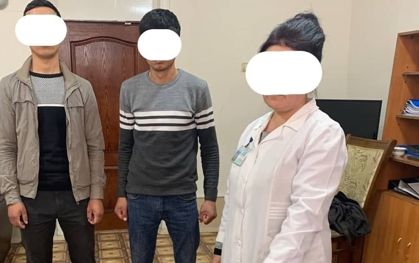 Surxondaryoda va Sirdaryoda fuqarolarni tibbiyot muassasalariga ishga kiritib qo‘yishni aytib pul olgan shifokor hamda xo‘jalik bekasi ushlandi