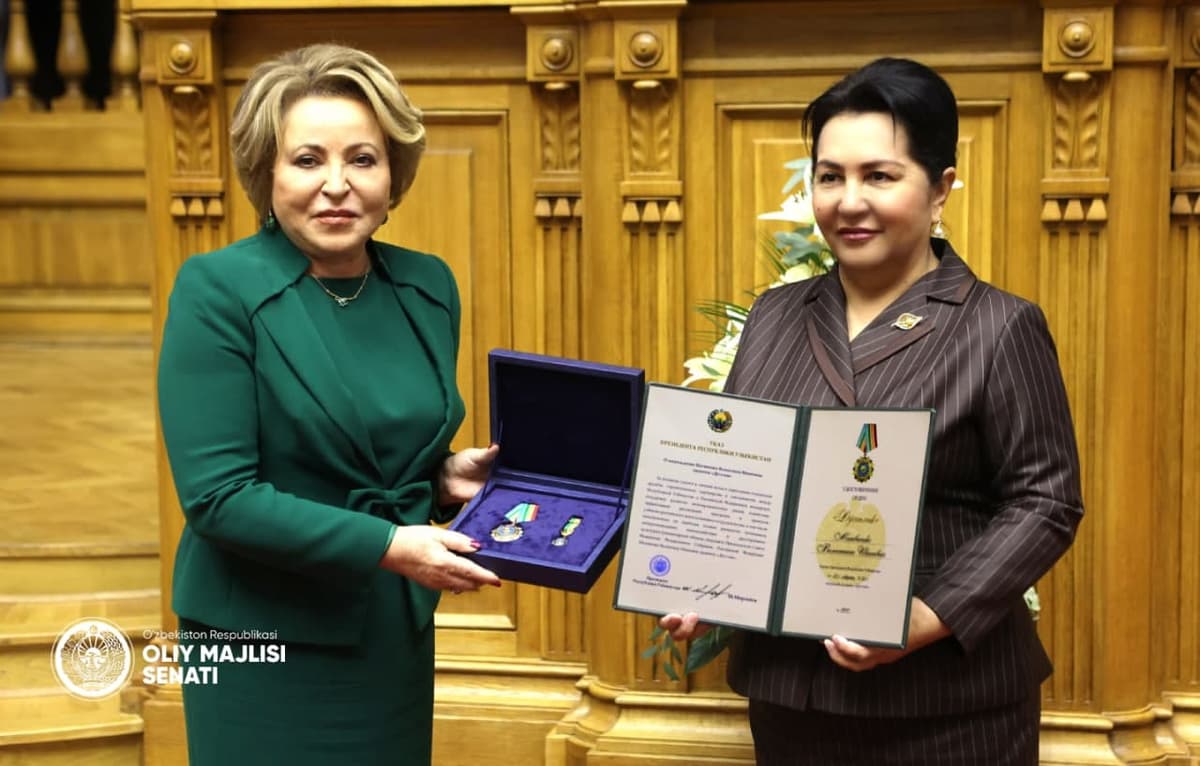 Tanzila Norboyeva va Valentina Matviyenko bir-birlariga orden va medallar topshirdi