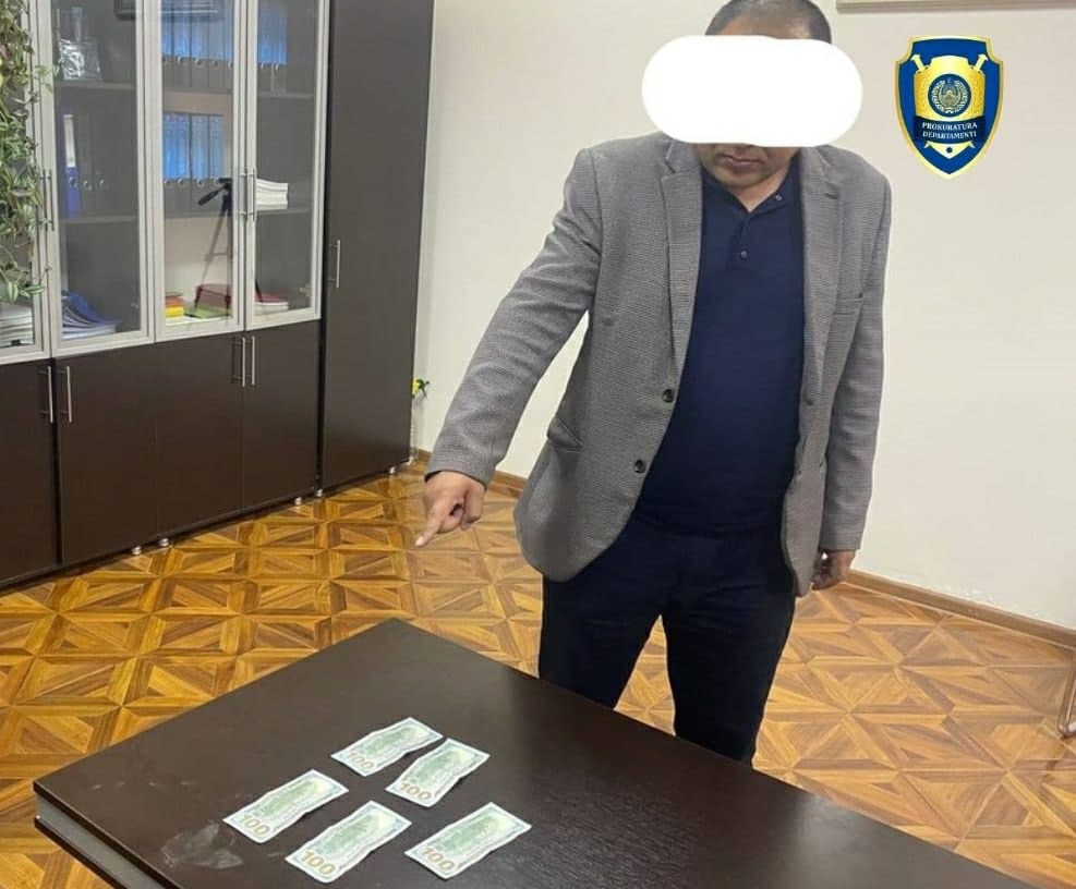 Самарқандда фуқарони ишга киритиб қўйишини айтиб 500 доллар олган тез ёрдам бўлими мудири ушланди