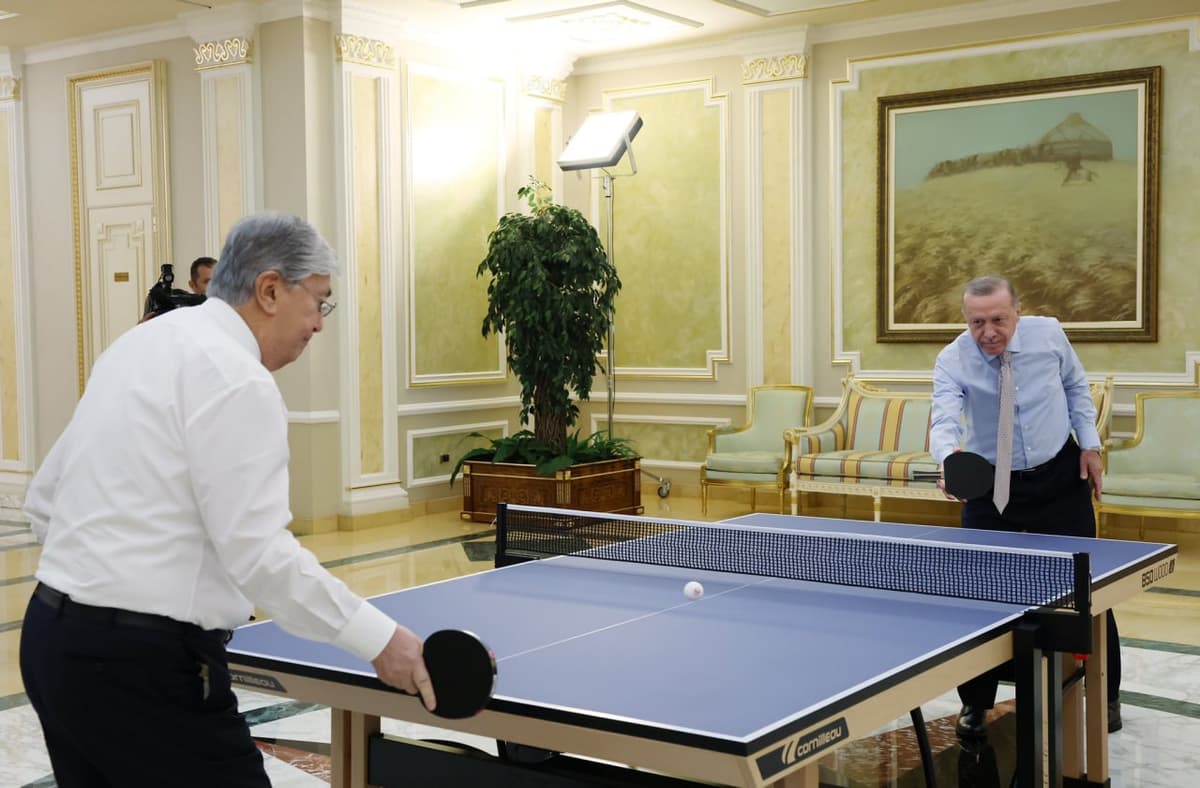 Foto: Erdo‘g‘an va To‘qayev stol tennisi o‘ynadi, Lukashenko palov pishirishni o‘rgandi
