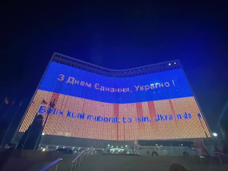 Стало известно, кто окрасил гостиницу в Ташкенте в цвета украинского флага