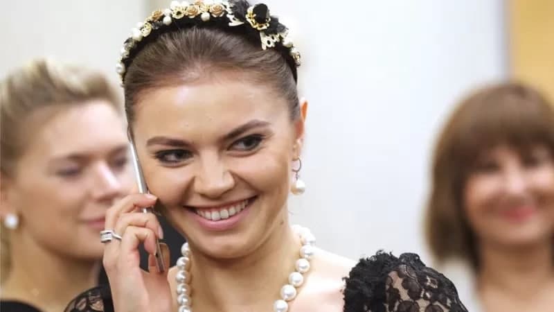 Britaniya Alina Kabayeva va Putinning jiyanlariga qarshi sanksiya e’lon qildi
