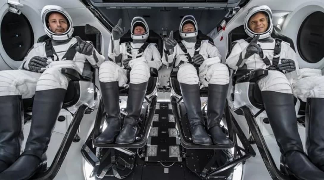 SpaceX илк бор космик туристларни Халқаро космик станцияга олиб чиқди