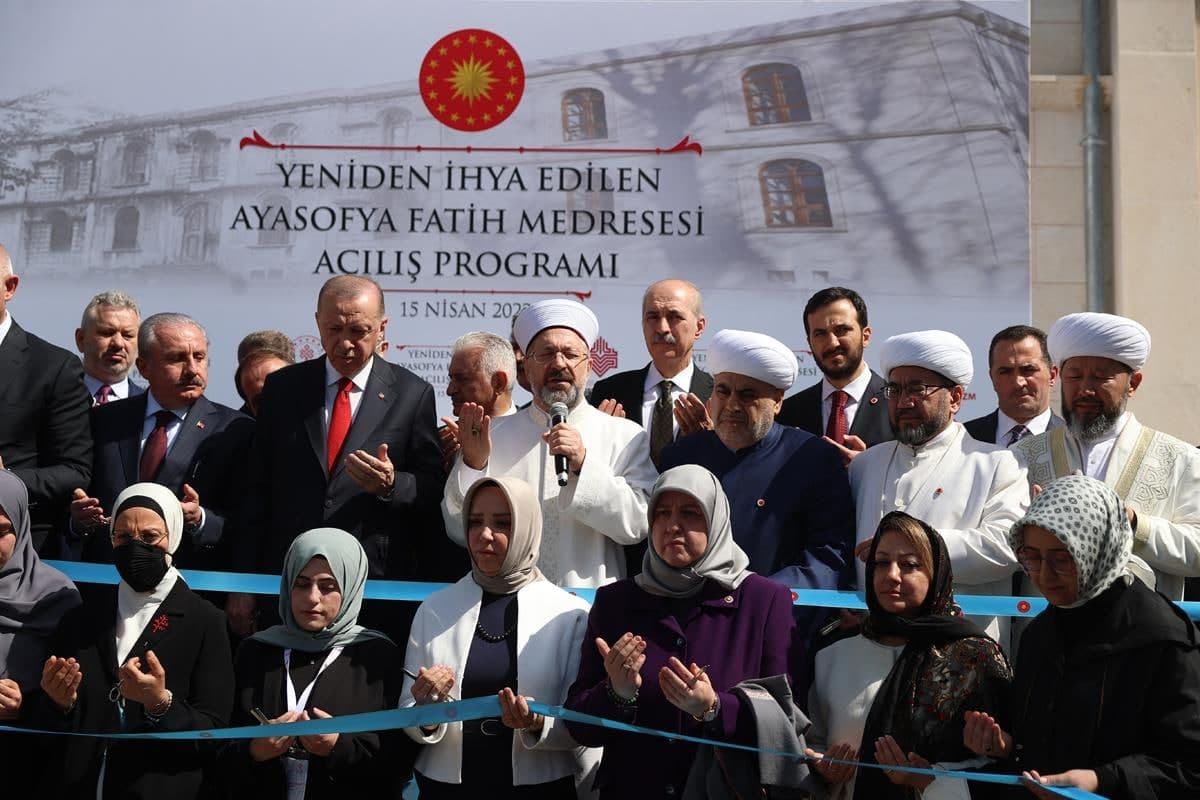 Foto: Rajab Toyyib Erdo‘g‘an va Turkiy davlatlar muftiylari «Ayo-Sofiya Fotih» madrasasi ochilishida qatnashdi