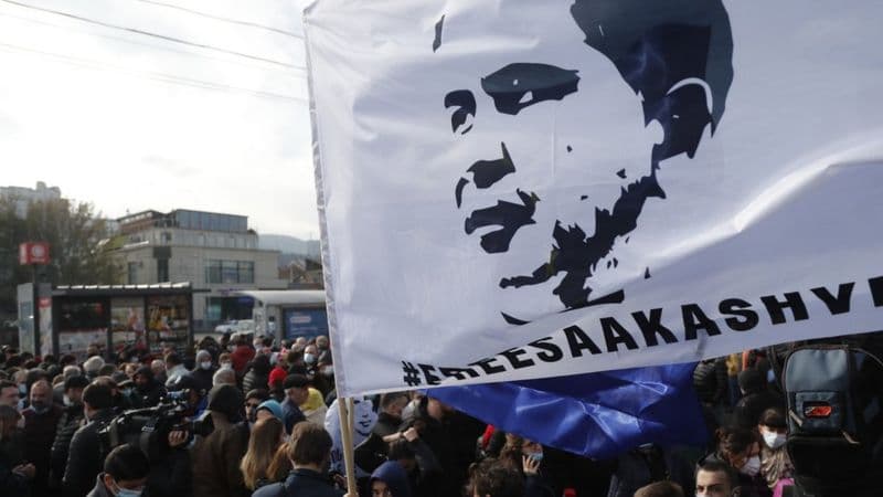 Саакашвили 48-кун қулади. Адвокатлар билан учрашувга чиққан собиқ президент ҳушини йўқотиб, ерга йиқилган
