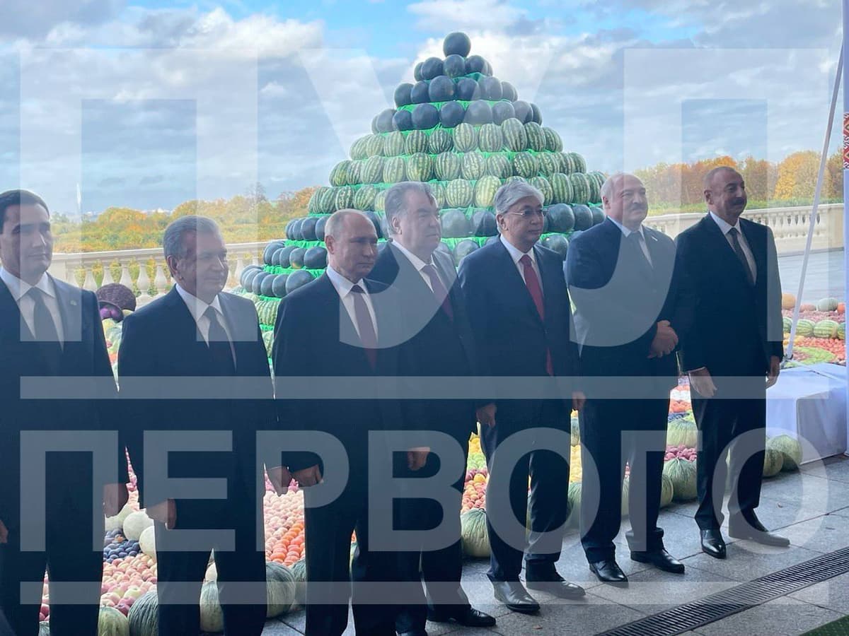 Lukashenko Putinga traktor sovg‘a qildi, Rahmon esa qovun-tarvuz piramidasini