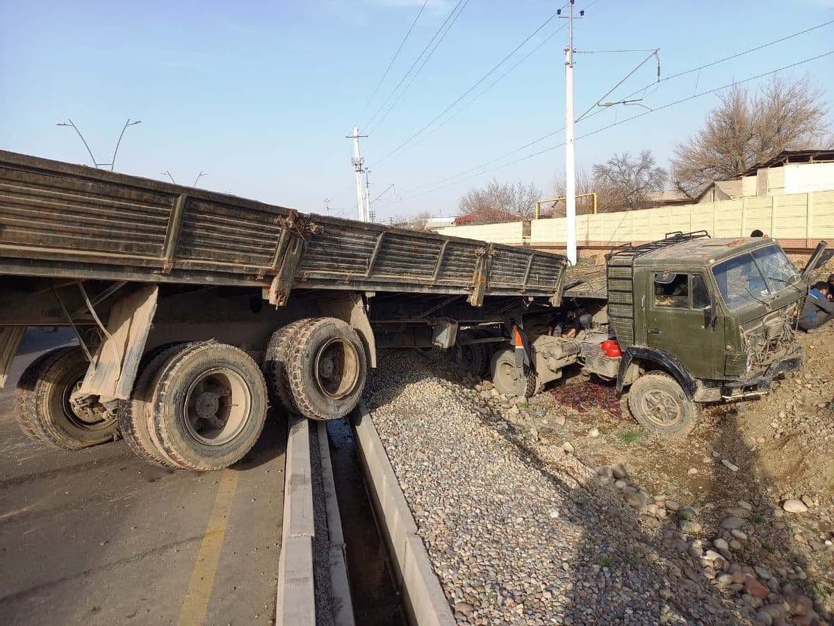 В Ташкенте молодой водитель на грузовике вылетел на встречную полосу