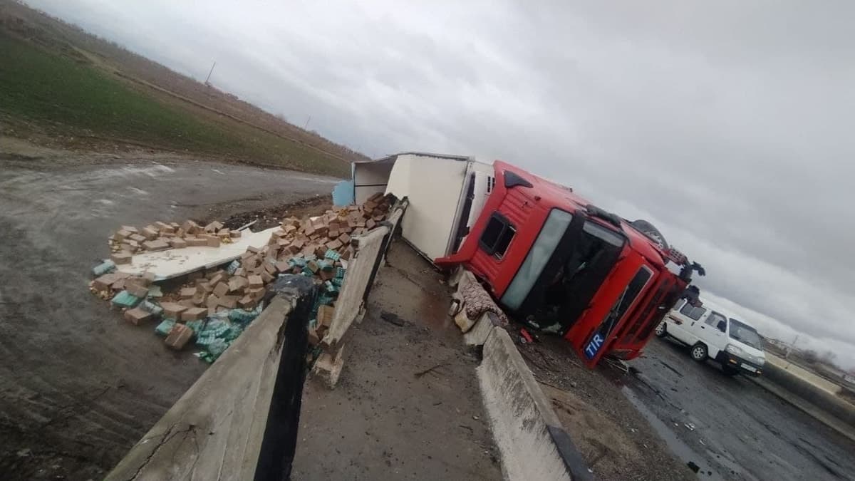 Samarqandda Volvo yuk mashinasi ag‘darilib ketdi