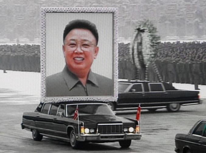 Shimoliy Koreyada Kim Chen Ir vafotining 10 yilligida fuqarolarga kulish taqiqlab qo‘yildi