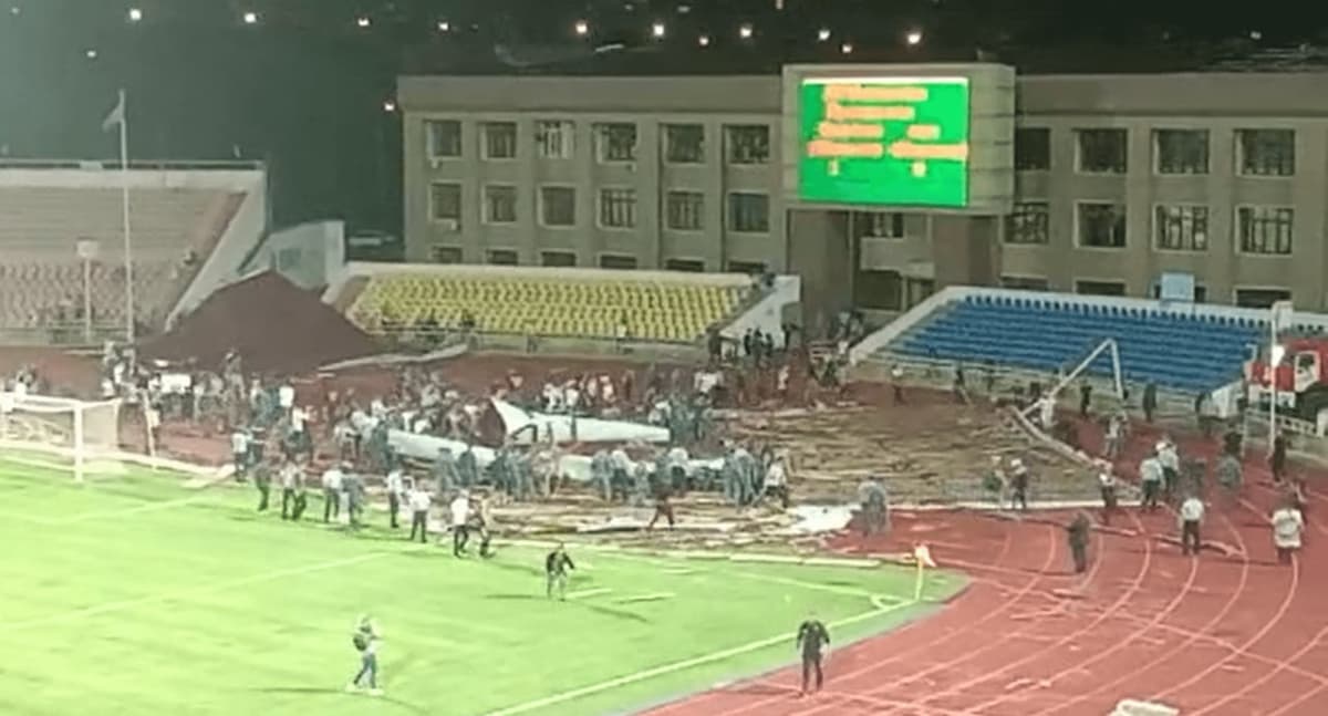 Qozog‘istonda futbol uchrashuvi vaqtida kuchli shamol sababli stadion tomi maydon chetiga uchib tushdi