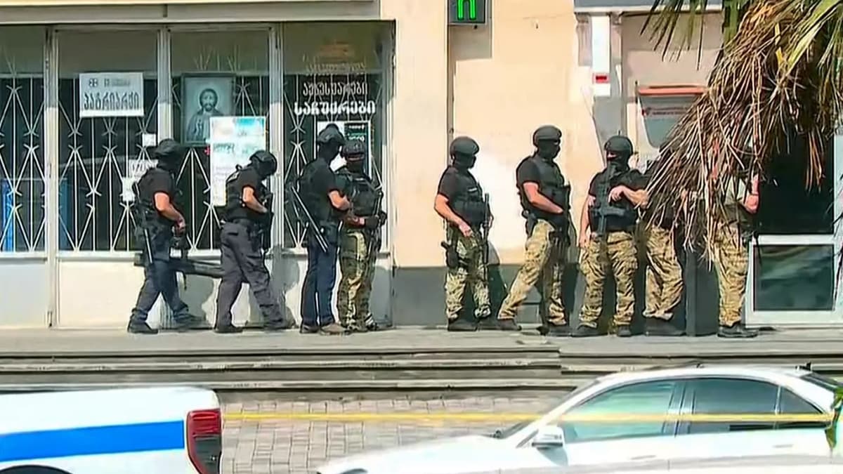 Gruziyadagi banklardan birini egallab olgan erkak 2 mln dollar, vertolyot va Rossiya bayrog‘ini berishlarini talab qildi