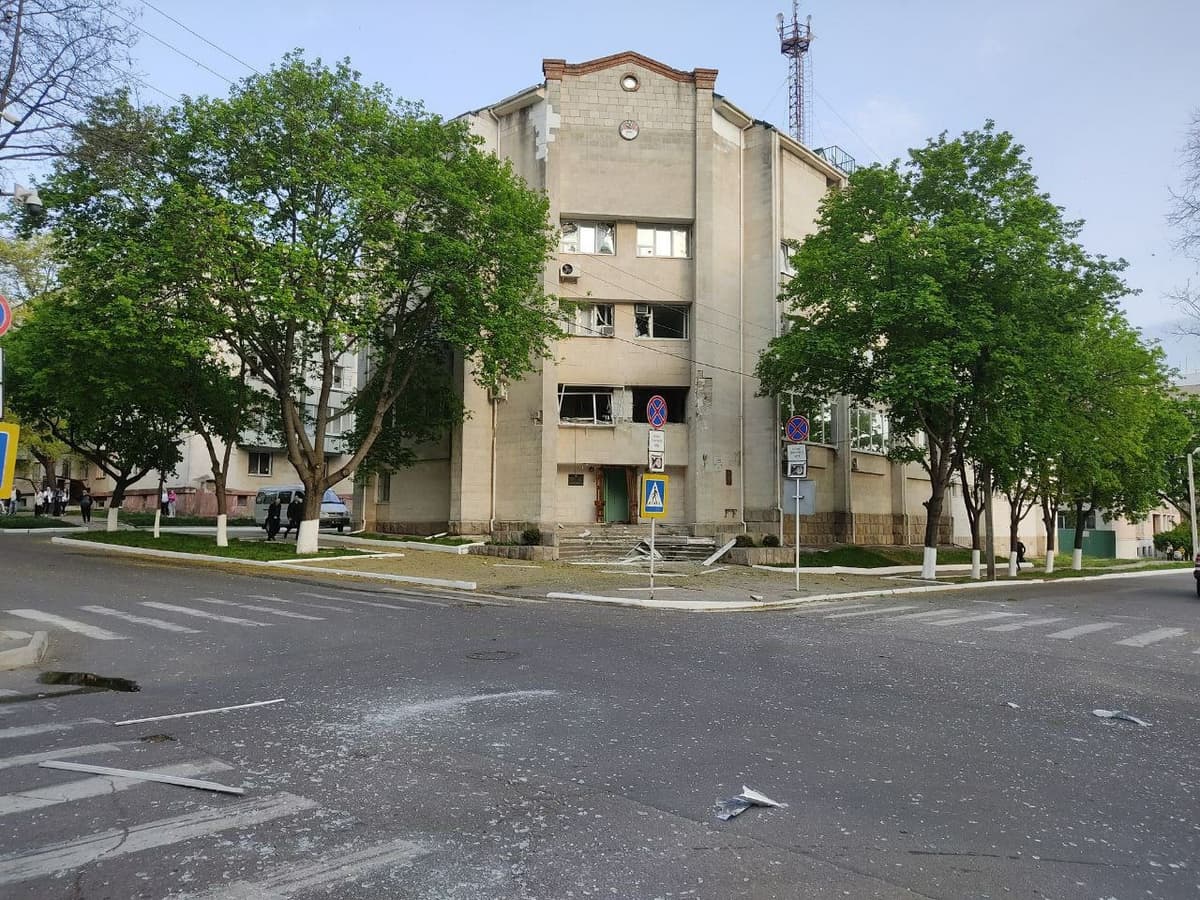 Днестрбўйидаги давлат хавфсизлик вазирлиги биносида қатор портлашлар содир бўлди