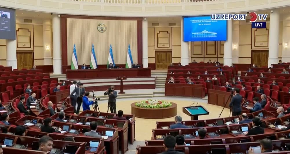 Парламент ялпи мажлиси 48 дақиқагина тўғридан тўғри эфирга узатилди. Ҳолат жамоатчилик эътирозига сабаб бўлди